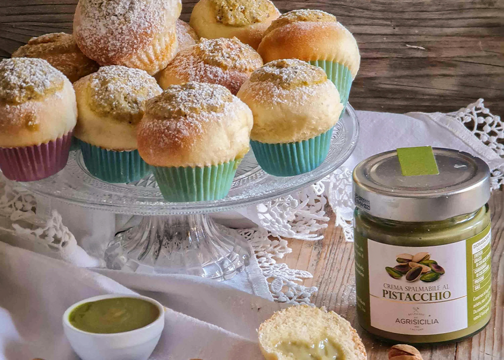 Brioches with Cream and Pistachio Frosting