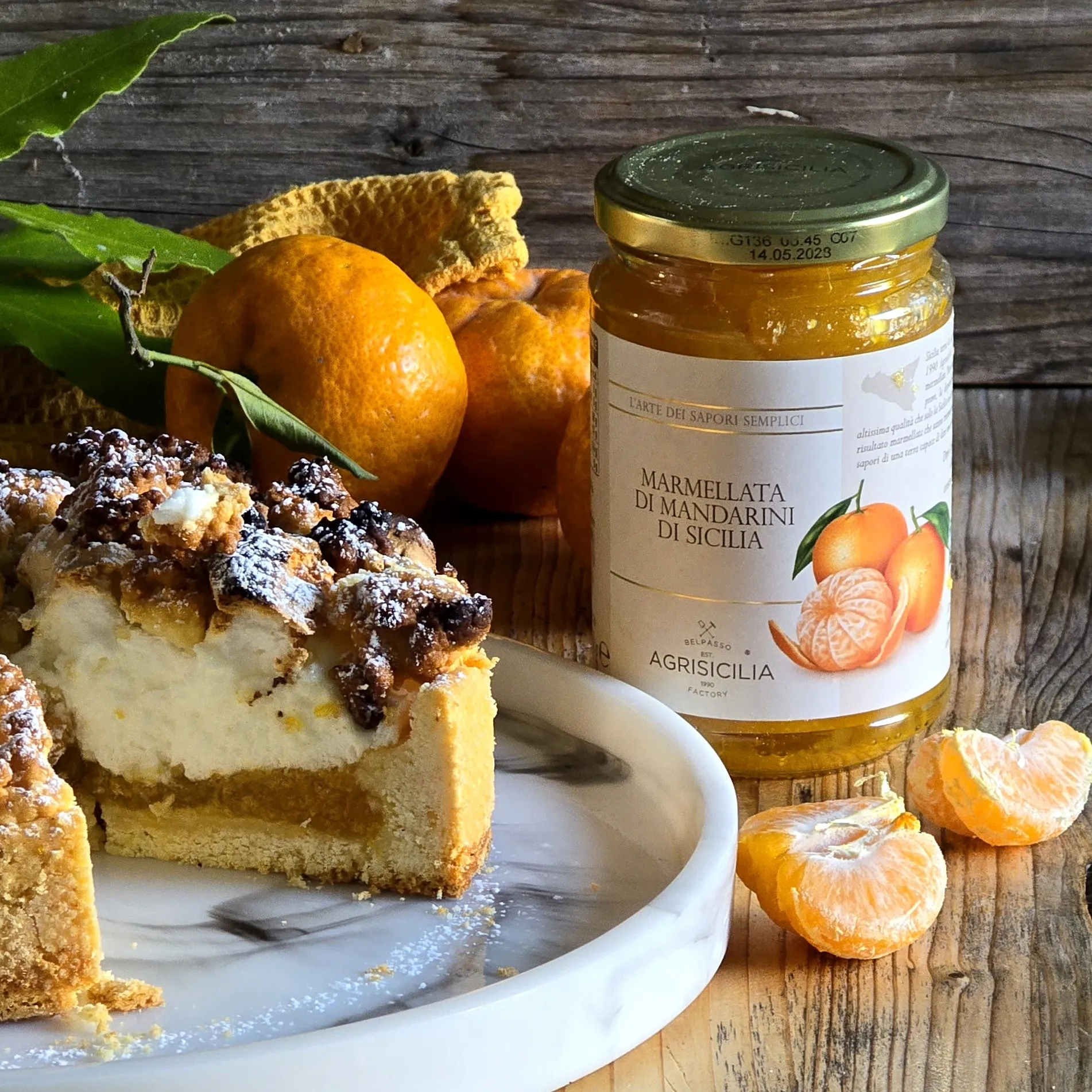 Tart with mandarin marmalade Crostata con marmellata di mandarino e meringata