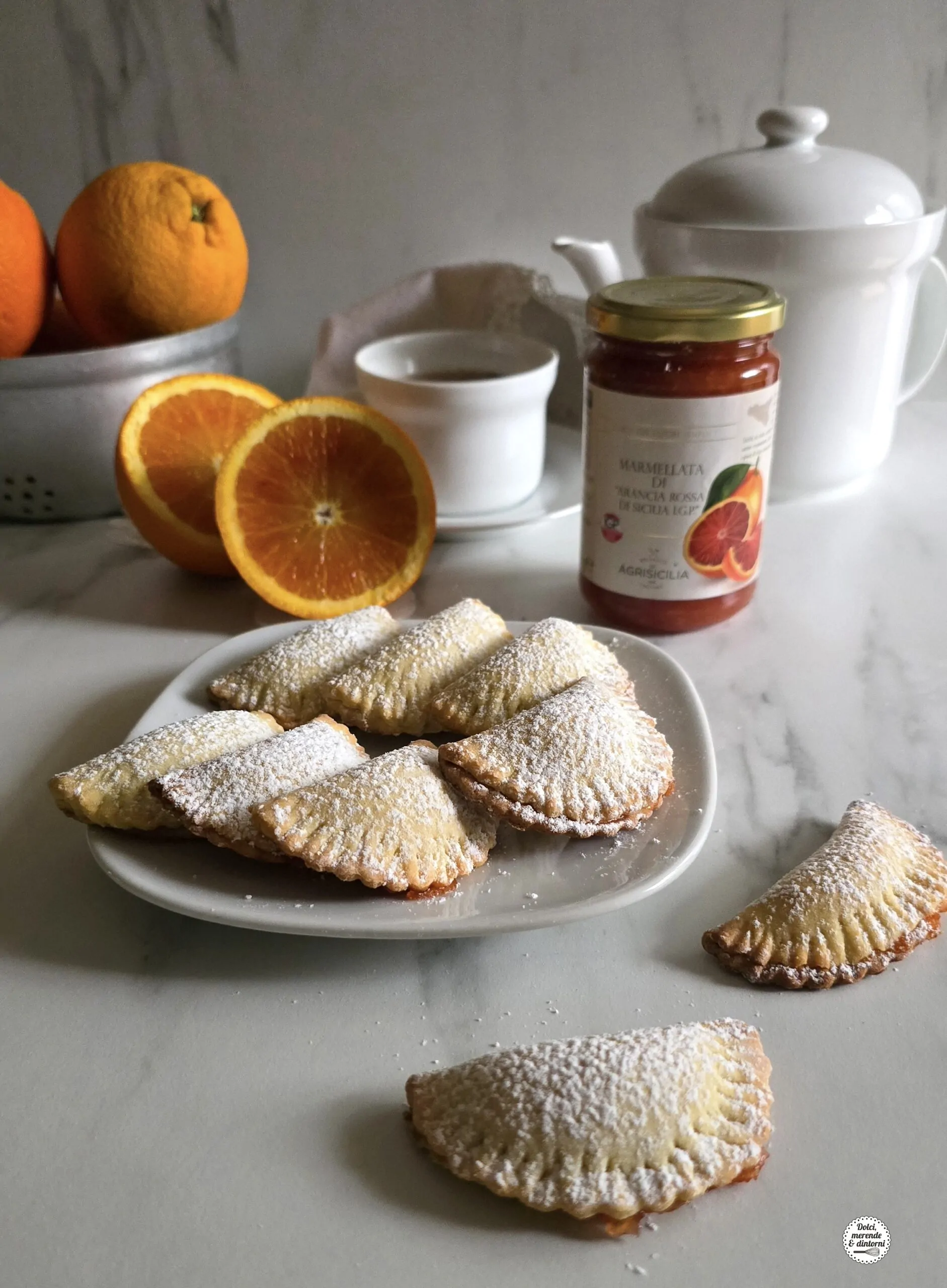 Mezzelune di Semola con Marmellata di Arance Rosse: Biscotti Siciliani Friabili e Profumati